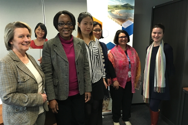 El personal de la Secretaría de BRS ayuda a resaltar la importancia de las mujeres y las niñas en la ciencia
